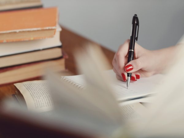 Te hablamos sobre la diferencia entre los variados artículos en inglés, cómo se utiliza en títulos y cuando se deben y no se deben utilizar.